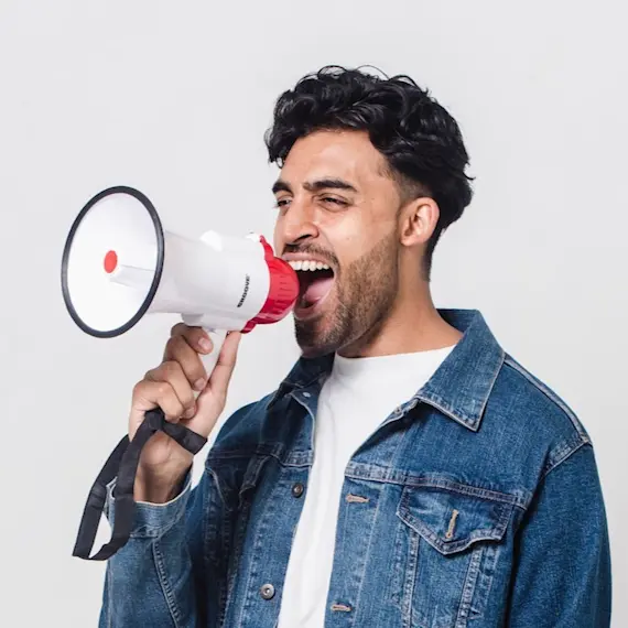 man met megafoon toeter call