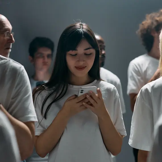 dame die op haar telefoon een website bekijkt pexels-cottonbro-8088435 -privacy website