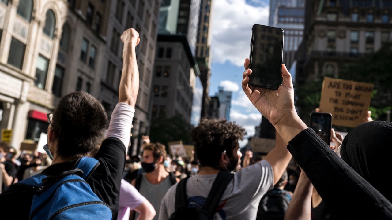 protesterende menigte op straat depolarizing digital divide
