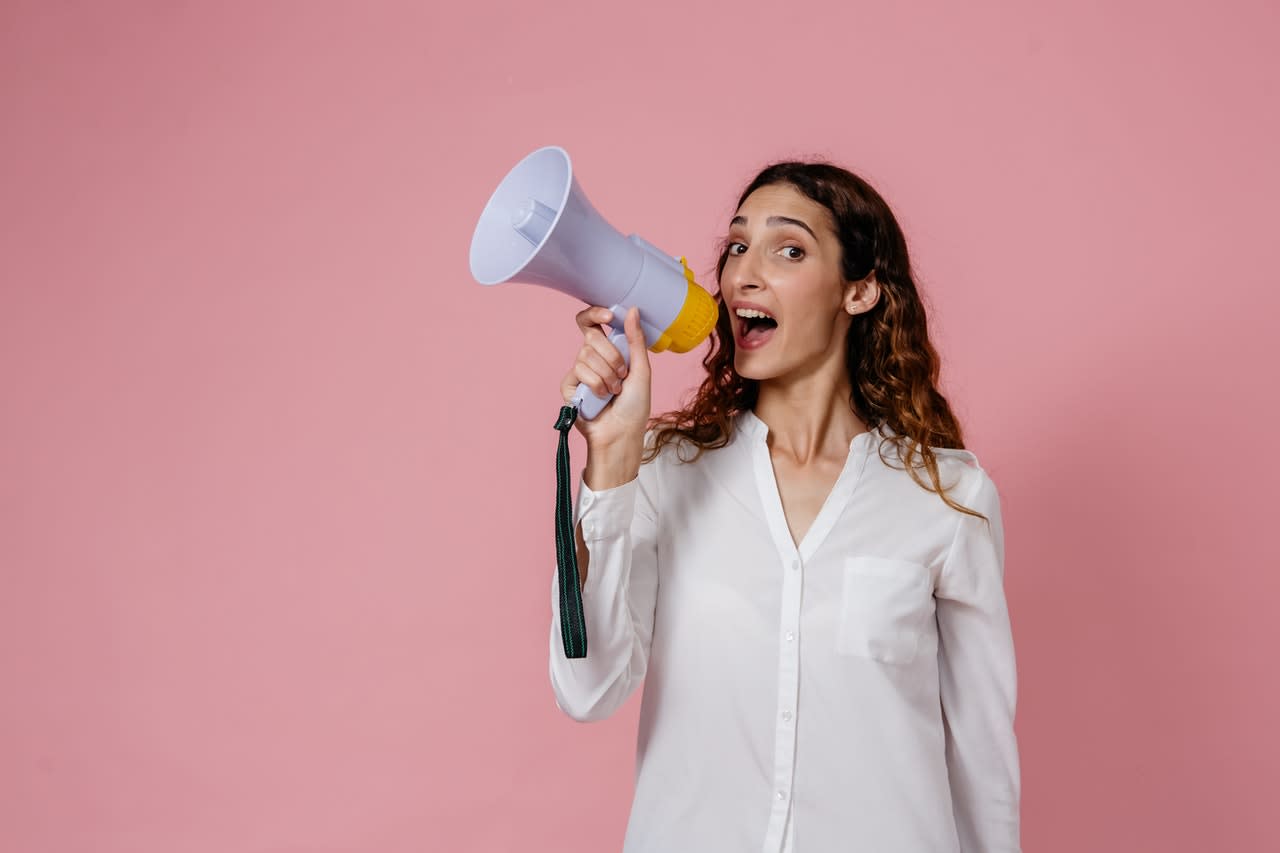 vrouw met megafoon vrouwmetmegafoon