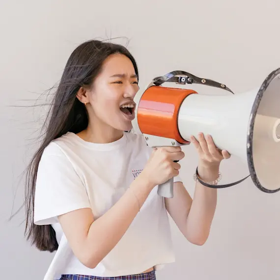 vrouw met megafoon toeter call2