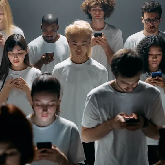 diverse mensen kijken op hun mobiele telefoon pexels-cottonbro-8088443 - privacy