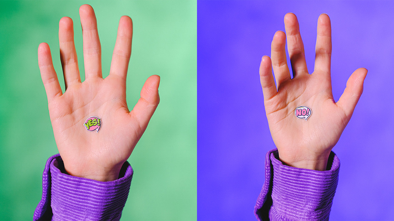 Afbeelding met twee handen, links hand met woord YES, rechts hand met woord NO becommon