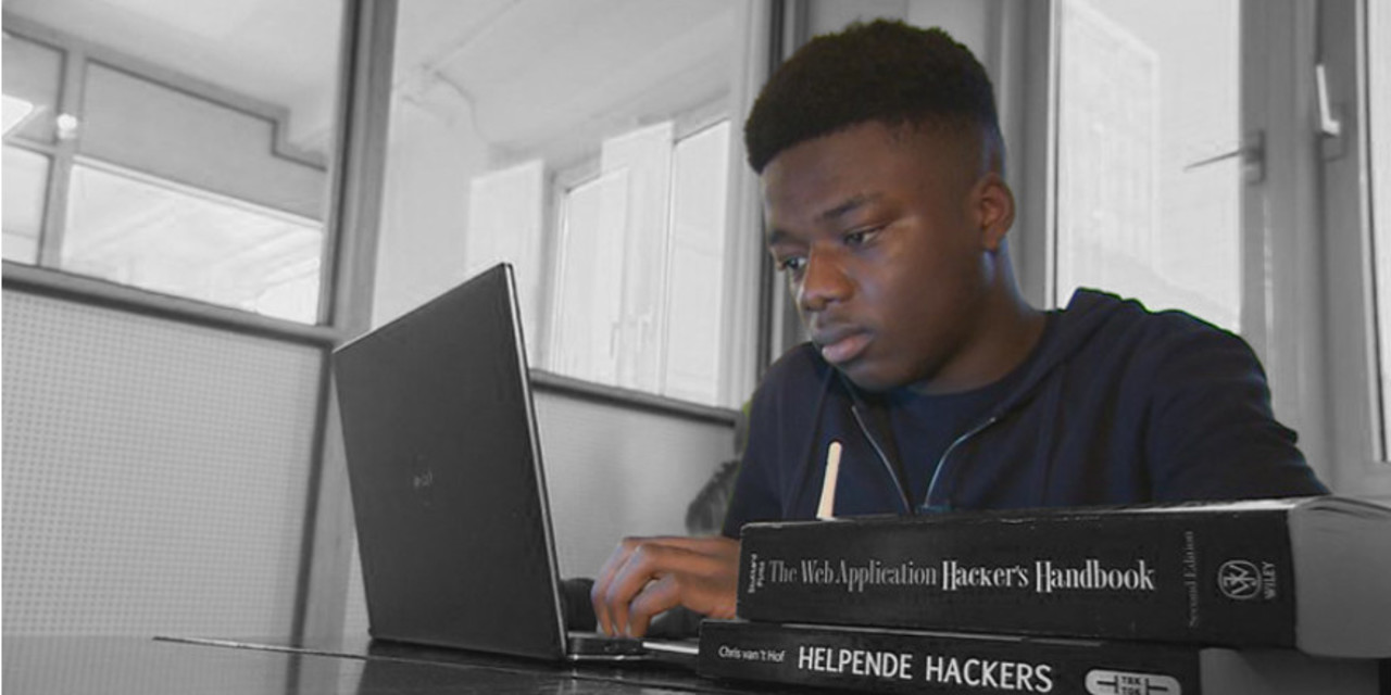 jongen achter laptop cyberwerkplaats_880