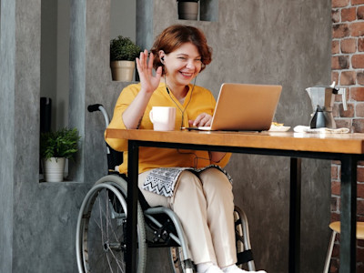 dame in rolstoel achter de laptop rolstoel
