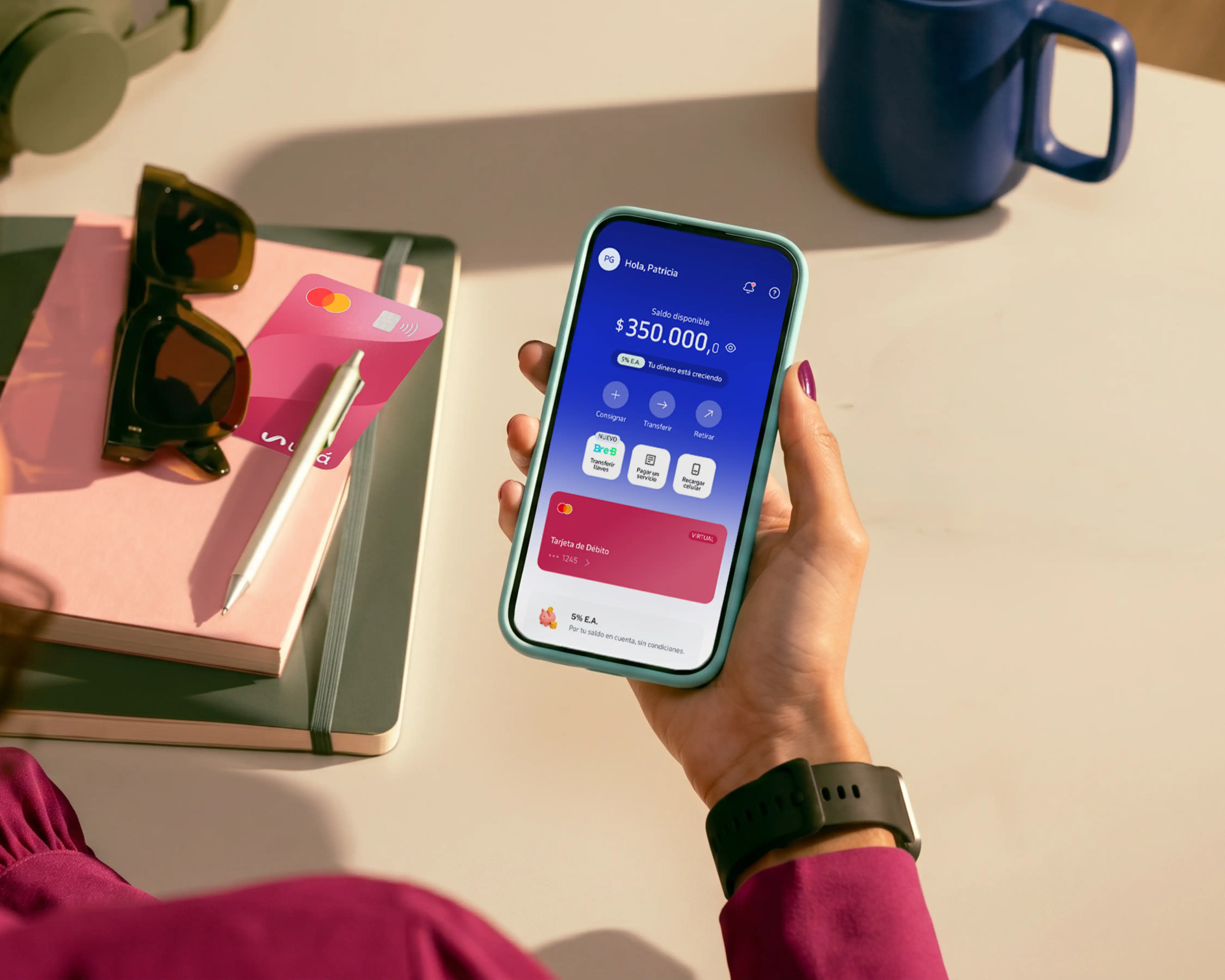 Imágen de una persona pagando sus servicios con la app de Ualá