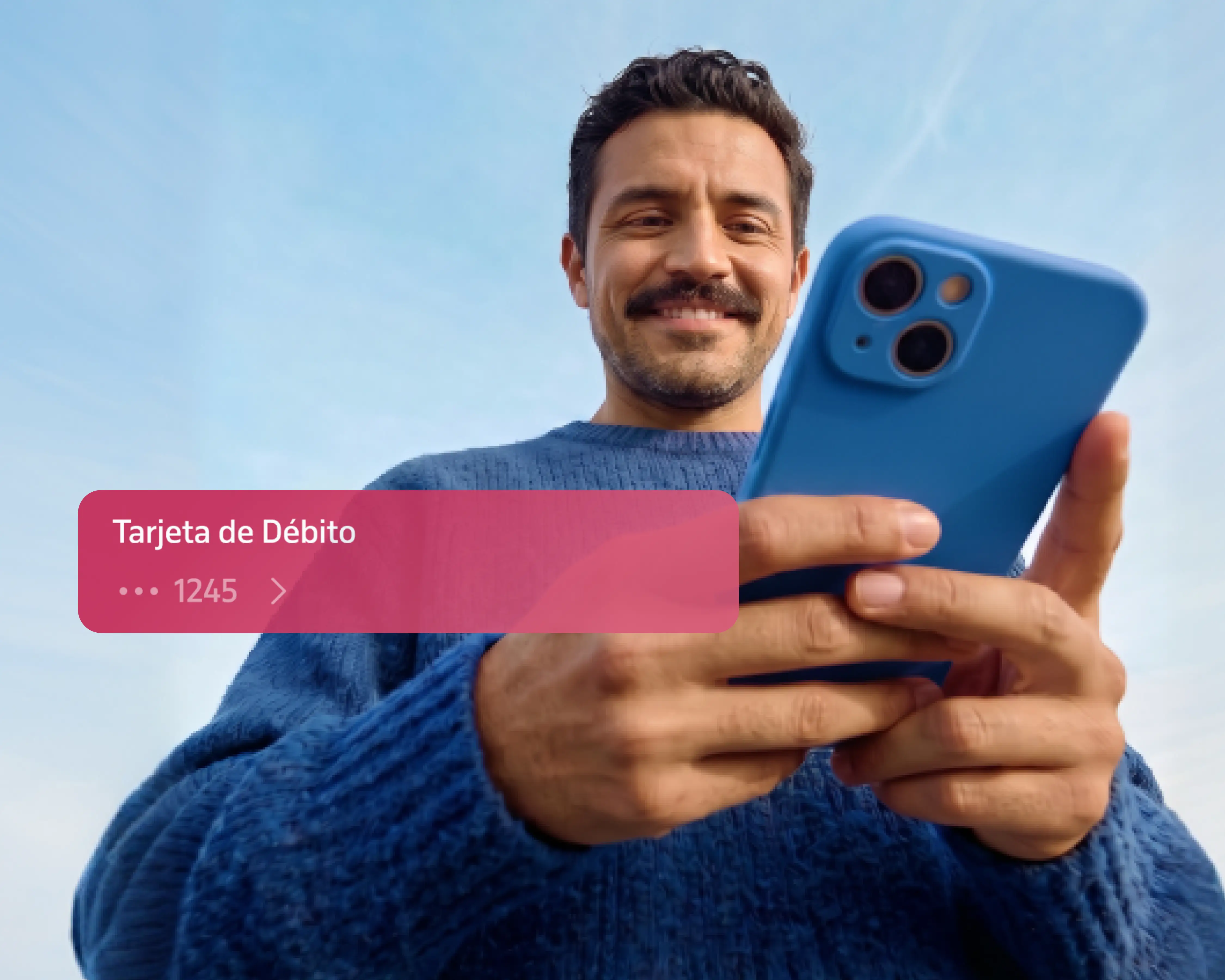 Hombre con celular y su tarjeta digital