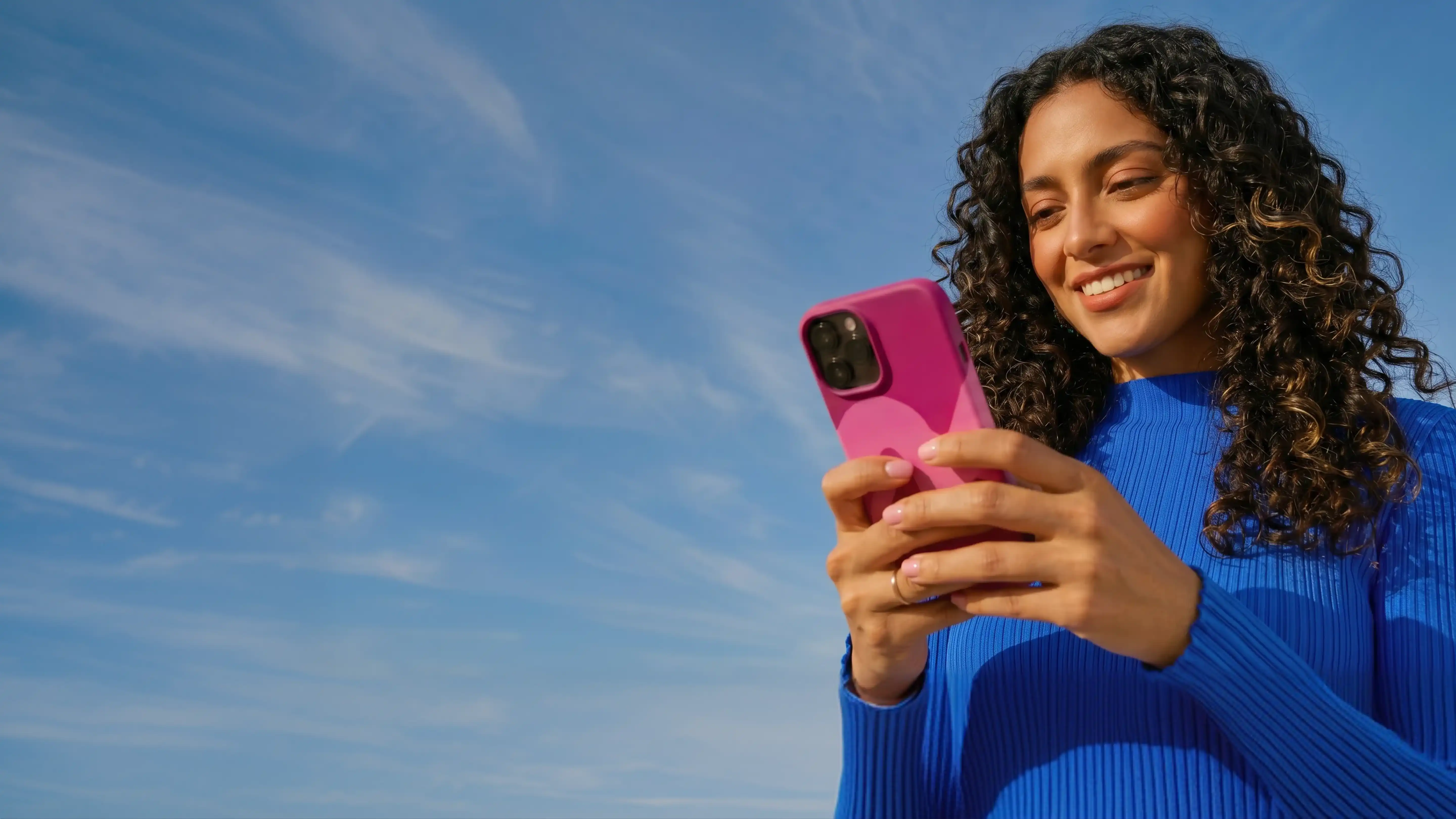 Imagen de una chica realizando un pago a través de la app de Ualá.