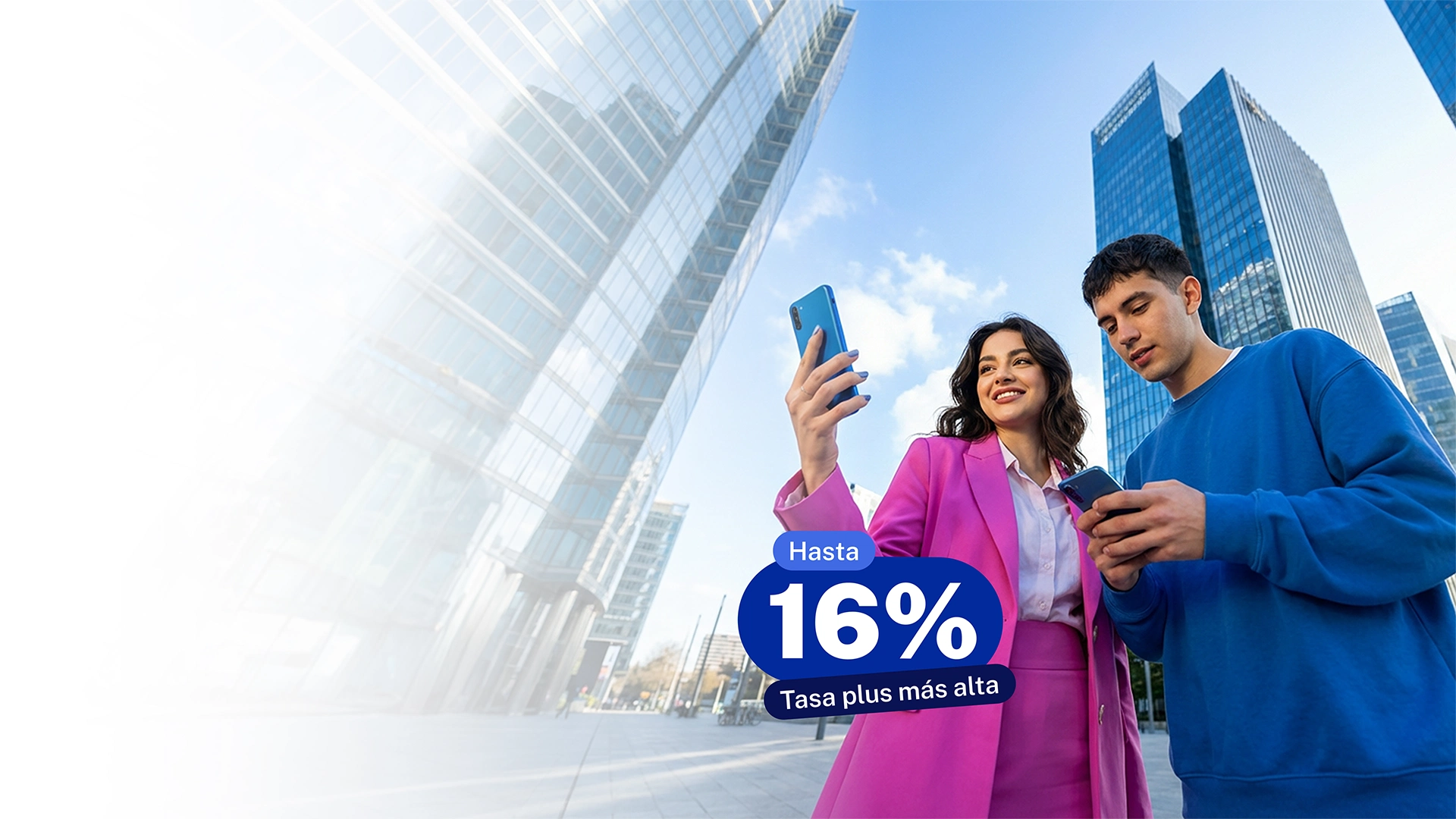 Mujer y hombre chequeando el celular en una ciudad