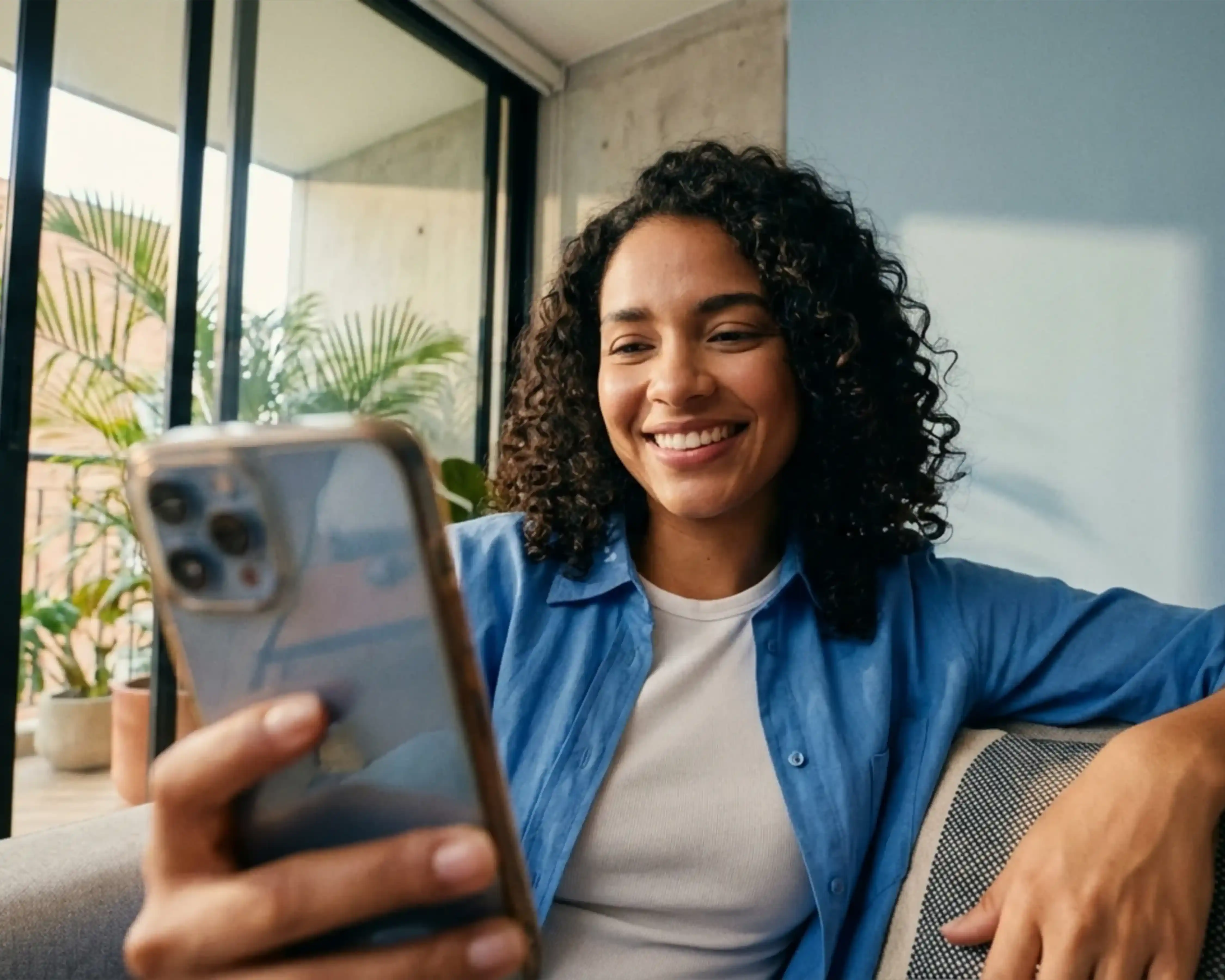 Mujer con celular