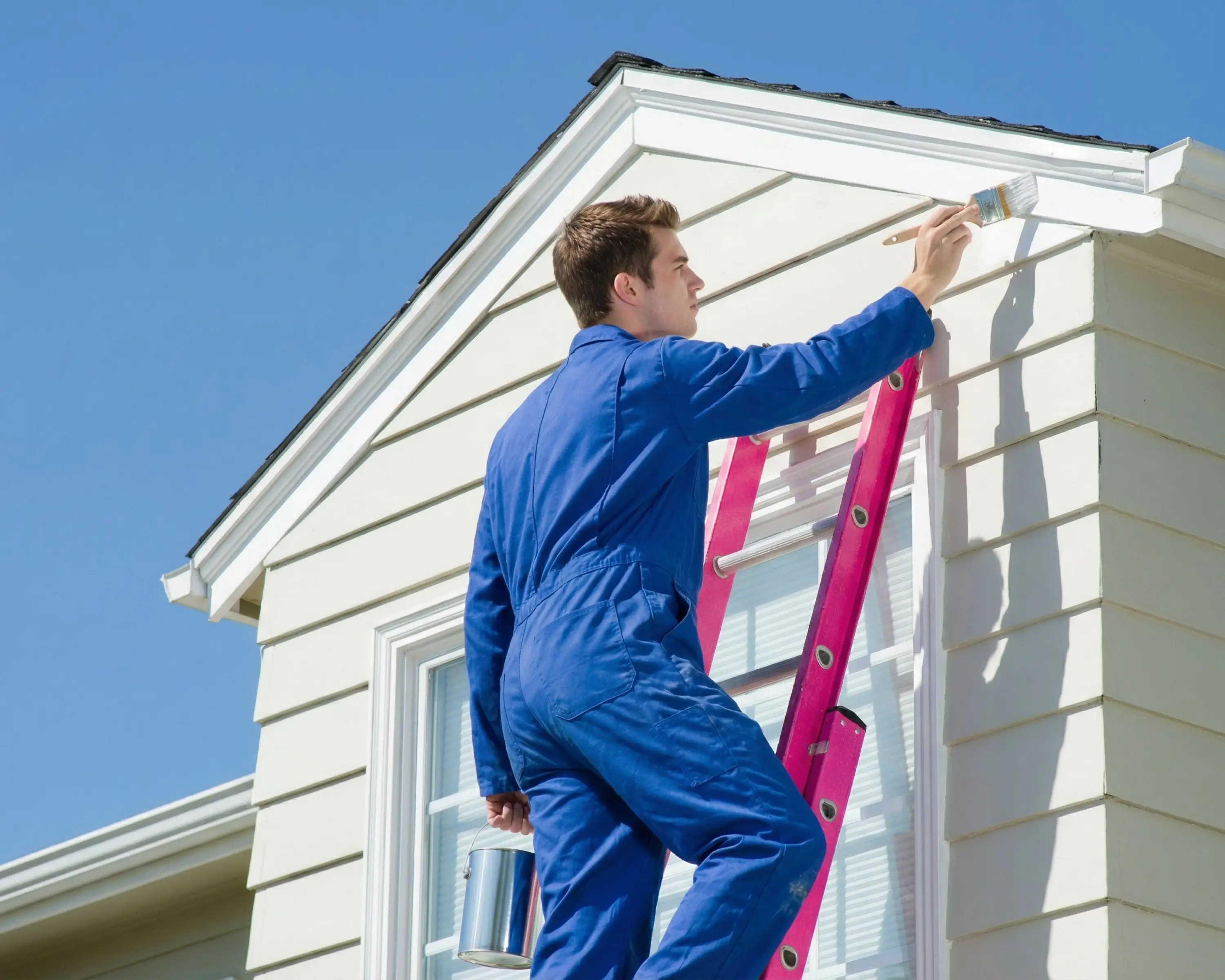 Imágen de un hombre pintando
