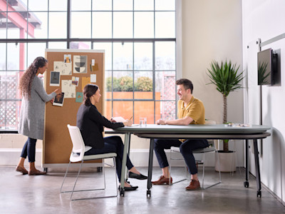 flexible office with movable workstations and mobile partitions
