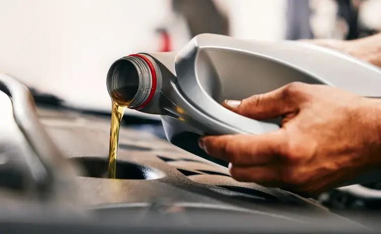 Cada cuánto cambiar el aceite del auto: guía 2026