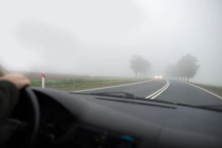 Cómo conducir con neblina de forma segura