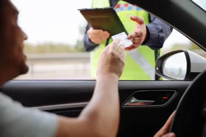 CO | Conductor entregando permiso de circulación y licencia durante fiscalización de tránsito