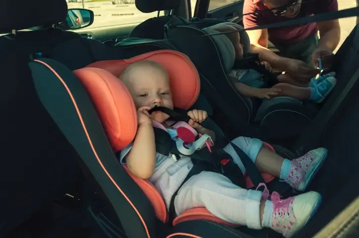 CO | Niños en silla de auto