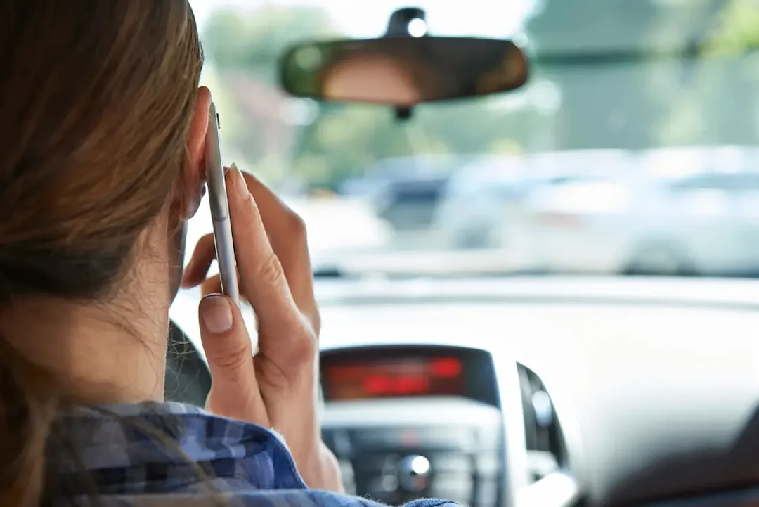 SI | Conducir hablando por celular