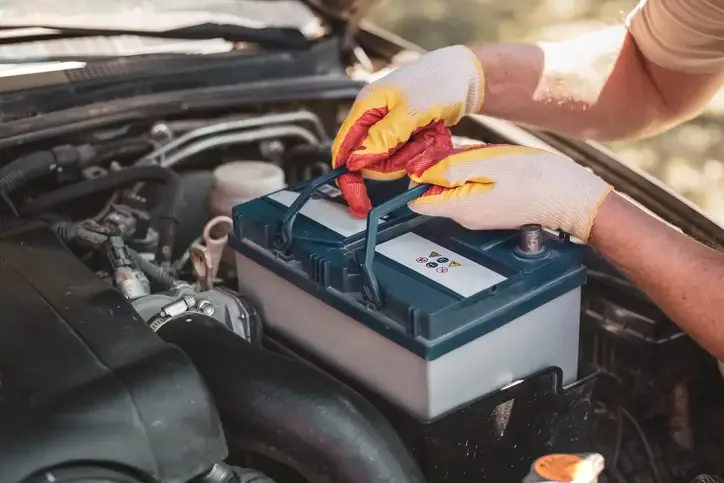 batería de auto siendo reemplazada en taller técnico