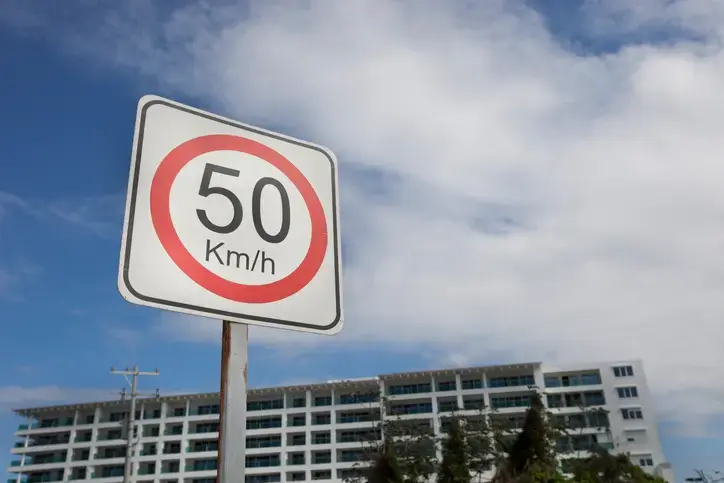 SM | límite de velocidad en zonas urbanas 50 km/h
