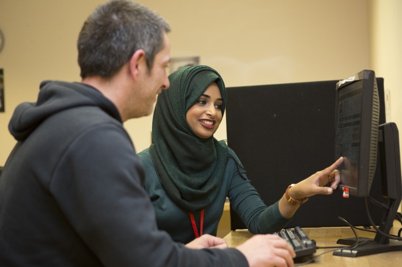 A Shelter adviser and client, looking together at a computer screen