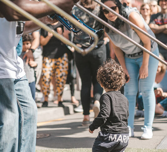 A child watching a brass band at Cuba Dupa 2019. Photography by Oliver Crawford.