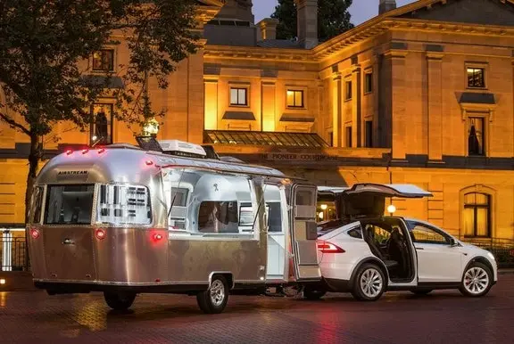 Tesla Model X towing Airstream caravan