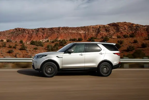 The side exterior of a silver Land Rover Discovery