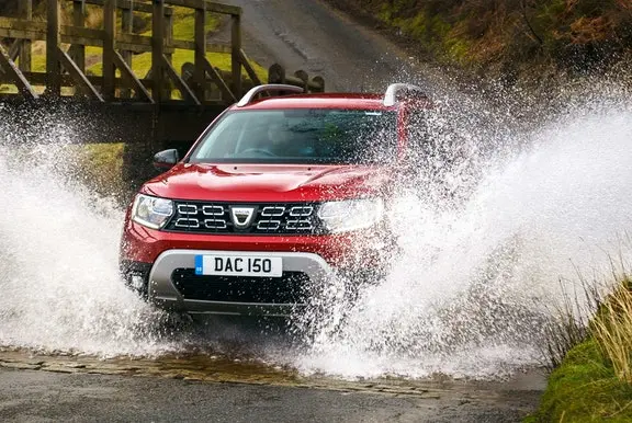 Dacia Duster driving through water