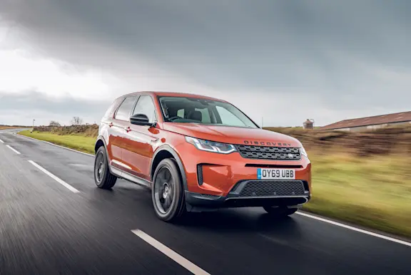 2020 Land Rover Discovery Sport, orange, driving
