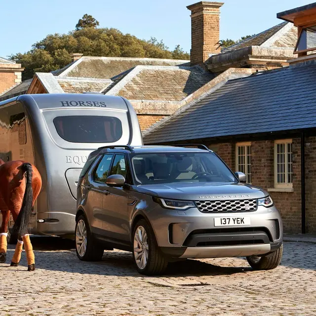 Land Rover Discovery towing a horse box