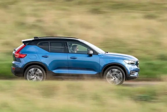 Volvo XC40 driving