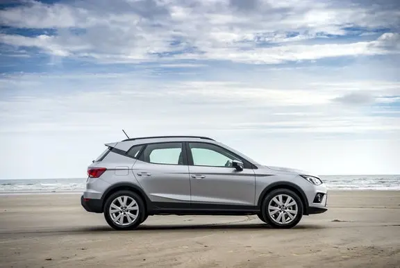 The side exterior of a white SEAT Arona