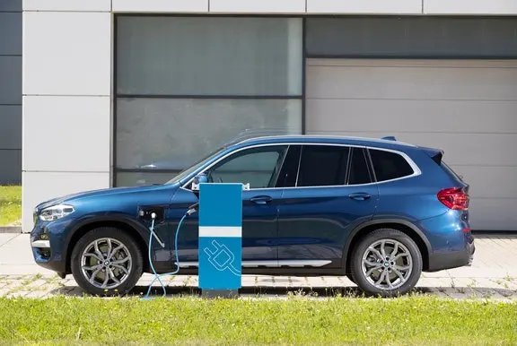 Blue BMW X3 30e charging