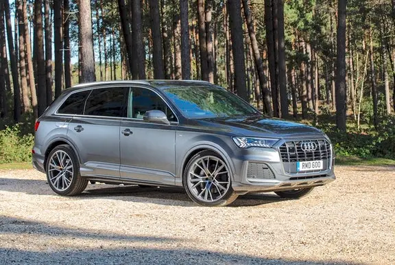 The front exterior of the Audi Q7