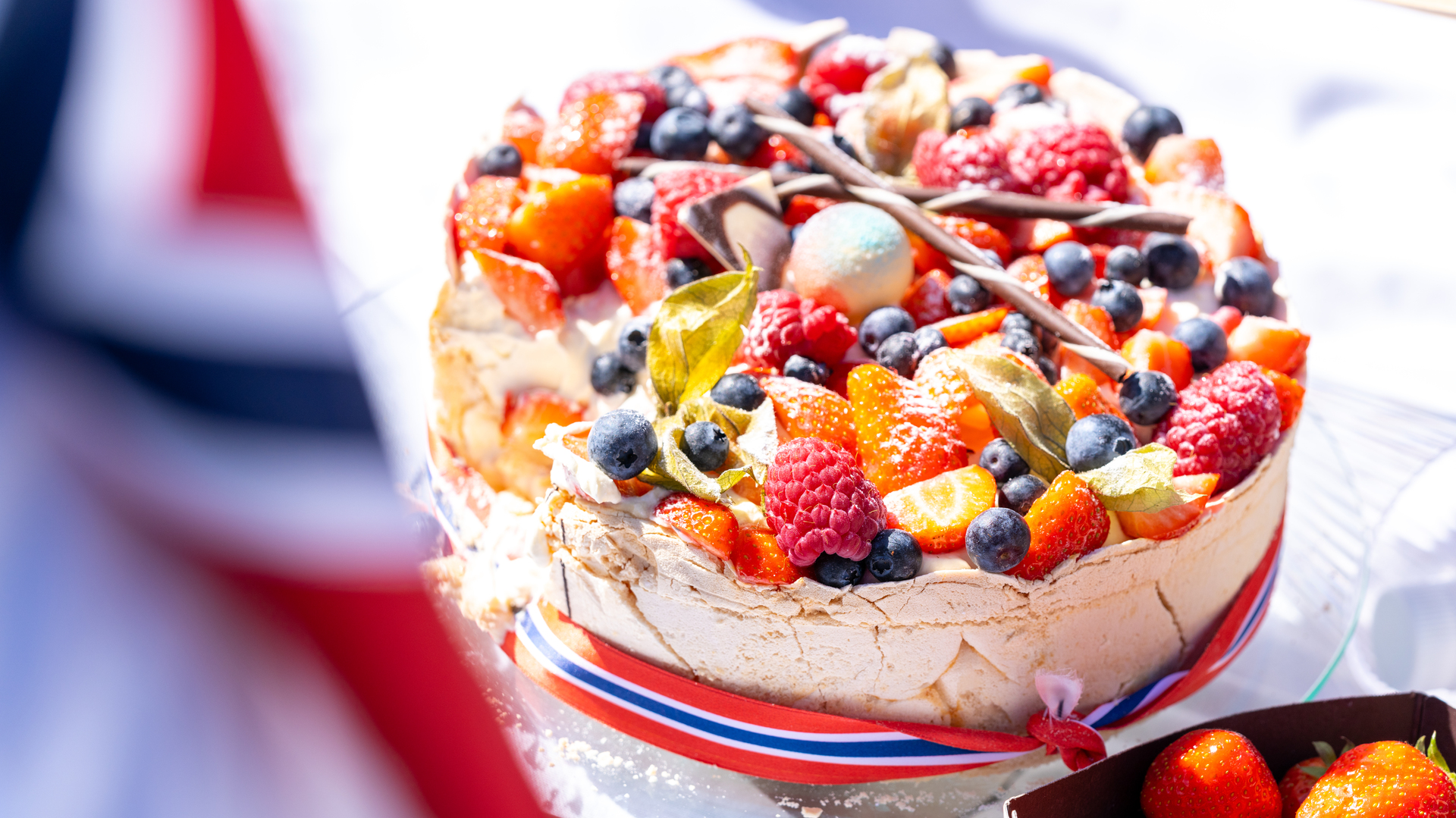 Classic pavlova cake - Norway’s national day Fredrik Ahlsen Maverix Media AS (1)