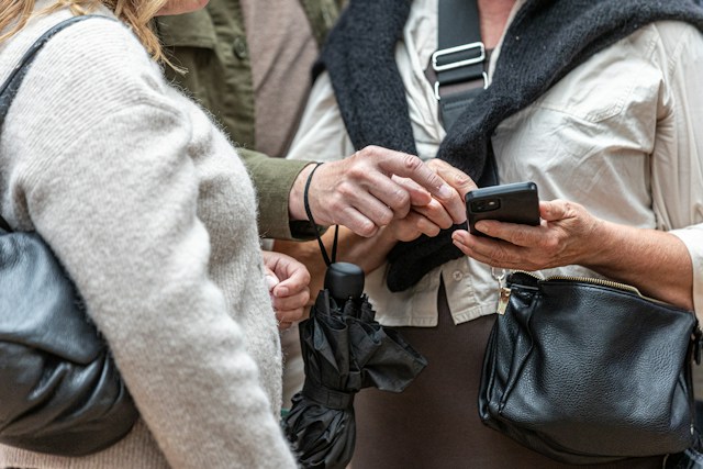 Travellers-checking-phone-carl-tronders-3nSoYKQ bqg-unsplash
