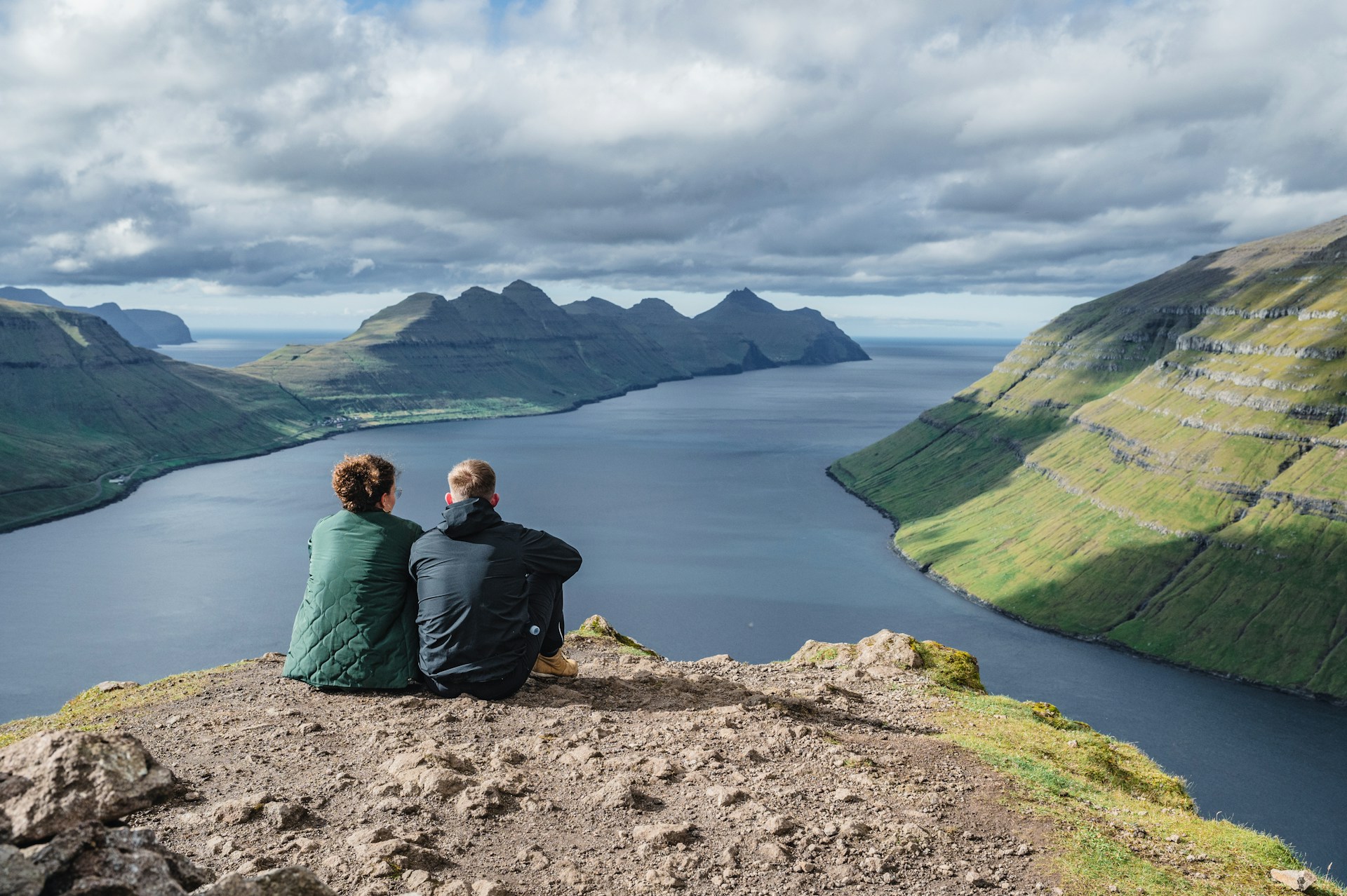 Faroe-Islands-couple-flavio-MuhiHYJSCWs-unsplash