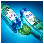 Due flaconi di shampoo PULIZIA PROFONDA - antiprurito con menta piperita leżące obok siebieografika: CLINICAMENTE PROVATO - FINO AL. 100% LIBERI DALLA FORFORA