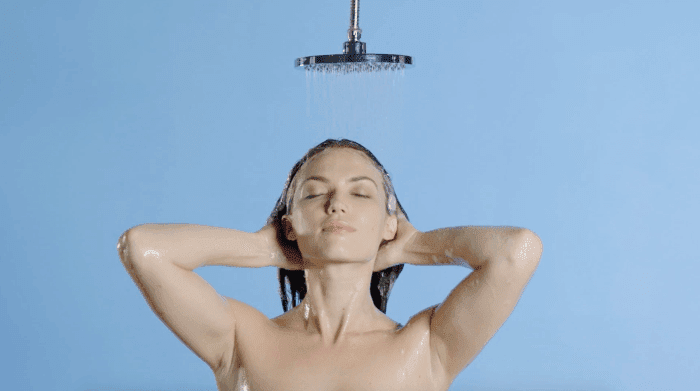 donna lava capelli lunghi sotto la doccia