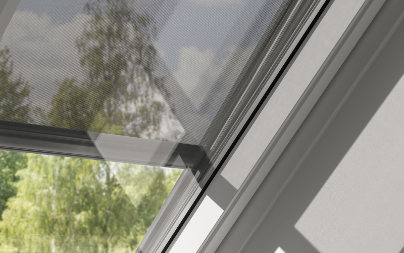 Velux-Fenster mit halbdurchsichtigem Rollladen