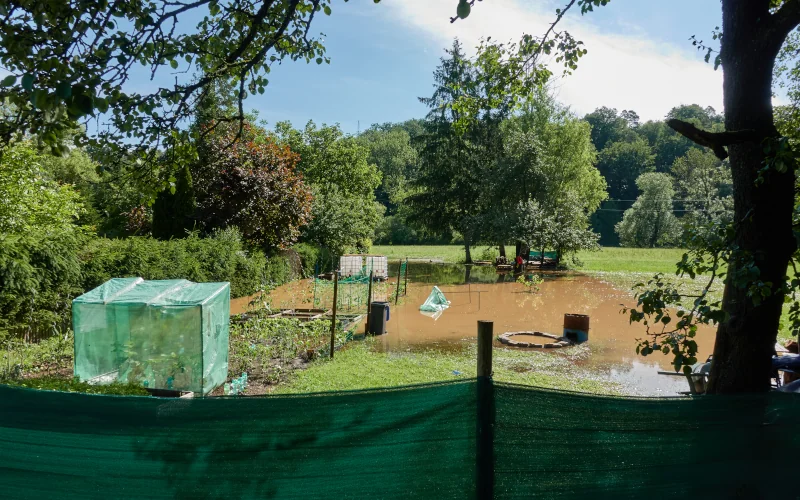 Gartengrundstück steht unter Wasser