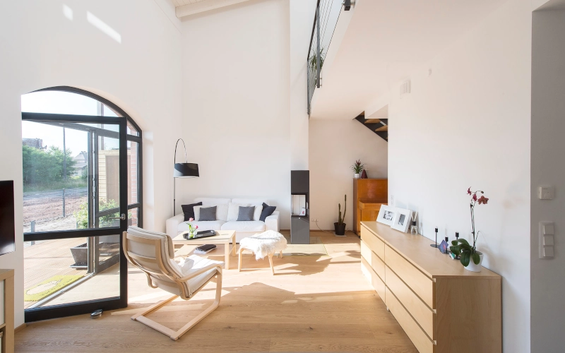 Modernes Wohnzimmer mit einer Couchgarnitur und einem Wippsessel