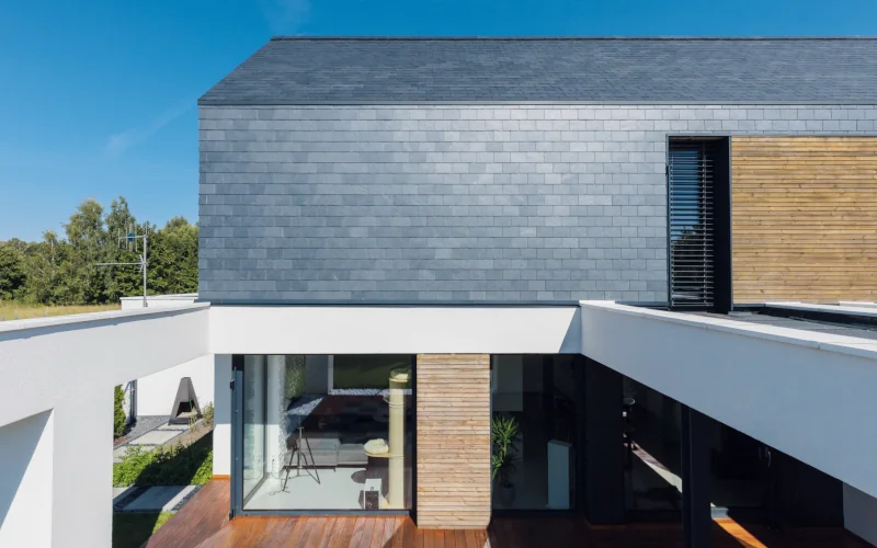 modernes Wohnhaus mit Holzfassade und Bekleidung aus Aluminium/Metall