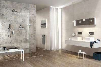 Helle und gemusterte Wandfliesen in einem Badezimmer