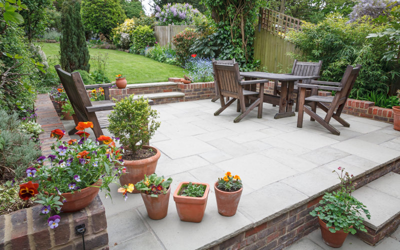 Terrasse mit Gartenmöbeln und Pflanzen