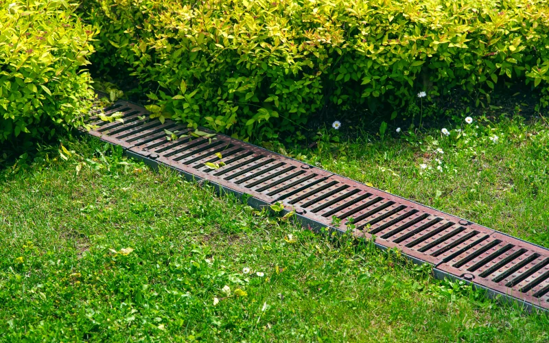 Entwässerungsrinne in einem Garten zur Entwässerung