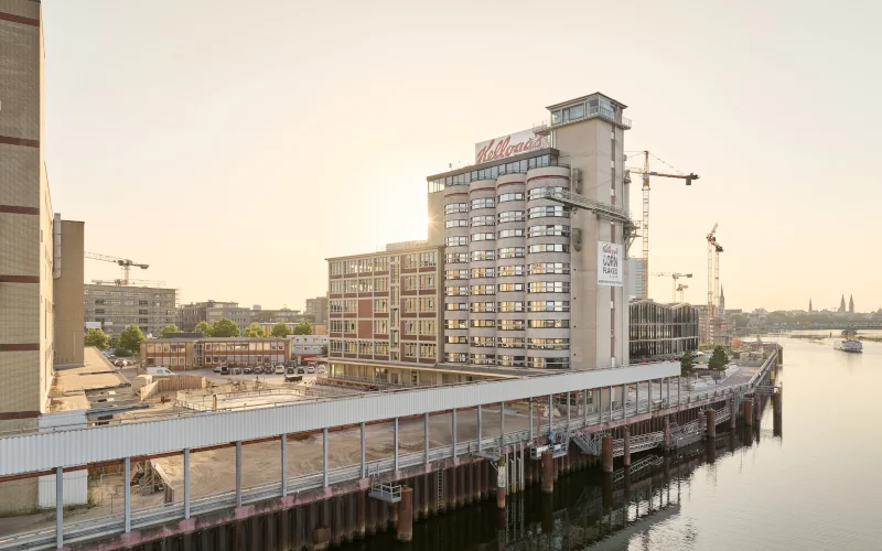 Ansicht von weiter weg von einem modernen Hotel am Wasser