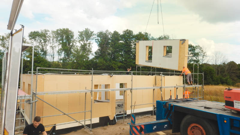 Fertigbauteile aus Holz werden eingesetzt