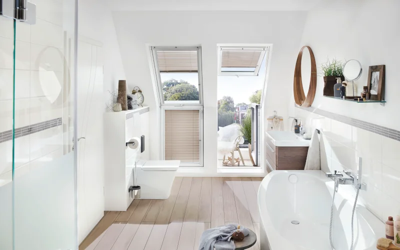 Badezimmer im Dachgeschoss mit offenen Fenstern