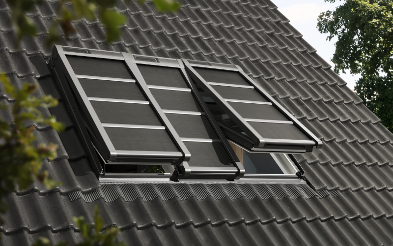 3 Velux-Fenstern mit geschlossenen Rollläden
